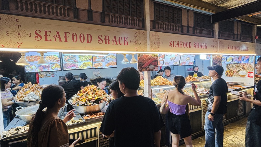 シーフードが山盛りに並ぶ「SEAFOOD SHACK」の屋台