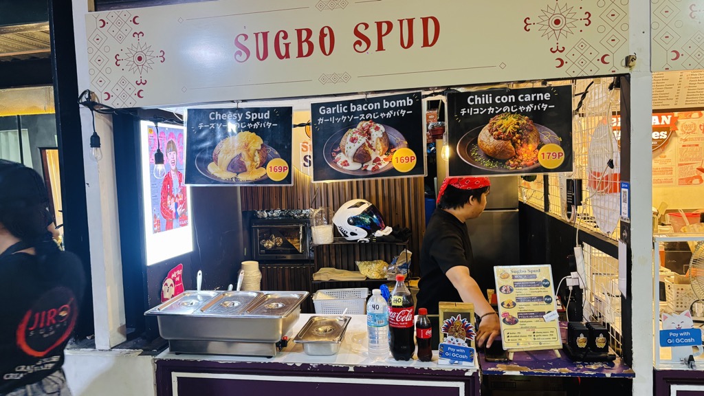 日本語メニューもあるベイクドポテトの屋台「SUGBO SPUD」