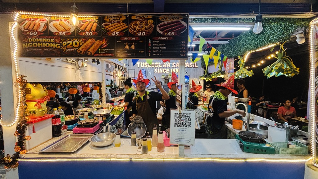 ンゴヒョン1本20ペソの看板がある屋台