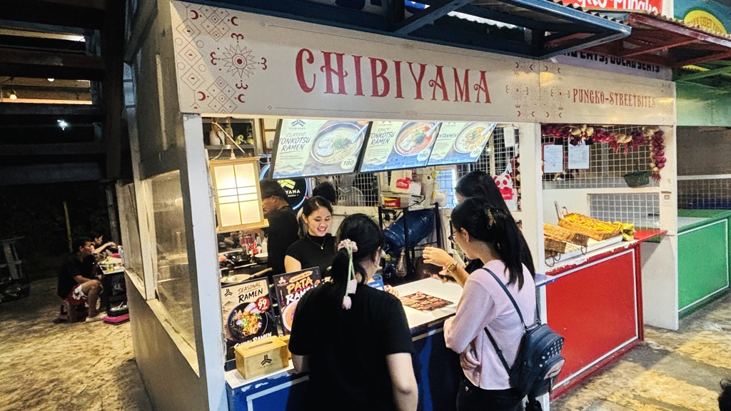 日本のラーメン屋台「CHIBIYAMA」で注文するお客さん