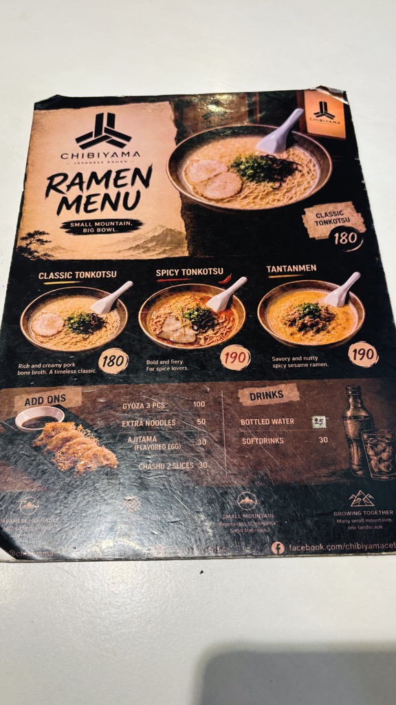 Chibiyamaのラーメンメニュー。クラシックとんこつ180ペソ、スパイシーとんこつ・担々麺190ペソ、餃子3個100ペソ