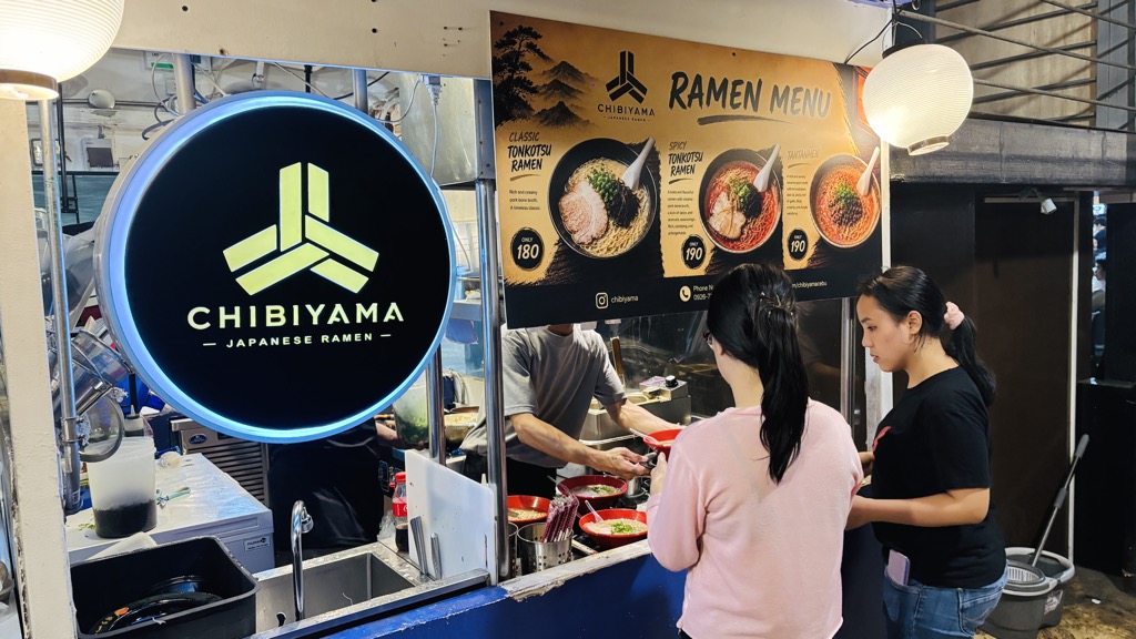 Chibiyama Japanese Ramenの丸い看板とラーメンのメニュー