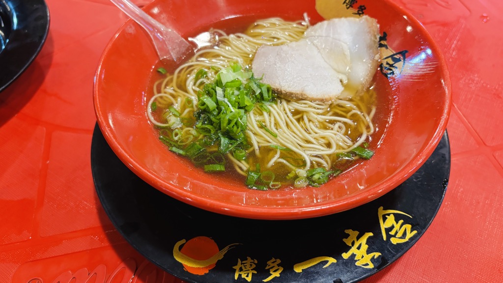 チャーシューとネギがのった99ペソの醤油ラーメン