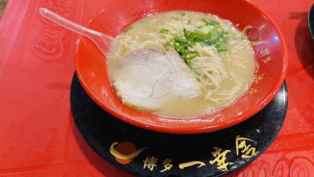 白いとんこつスープにチャーシューとネギがのったクラシックとんこつ