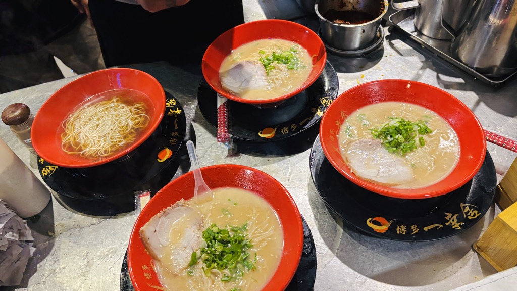 カウンターに並んだChibiyamaのラーメン