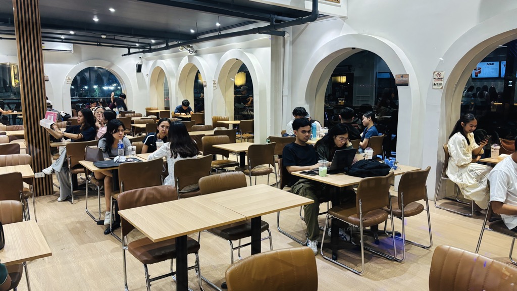 2階のカフェ「Uncle Brew Prime」の店内。アーチ型の壁とテーブル席