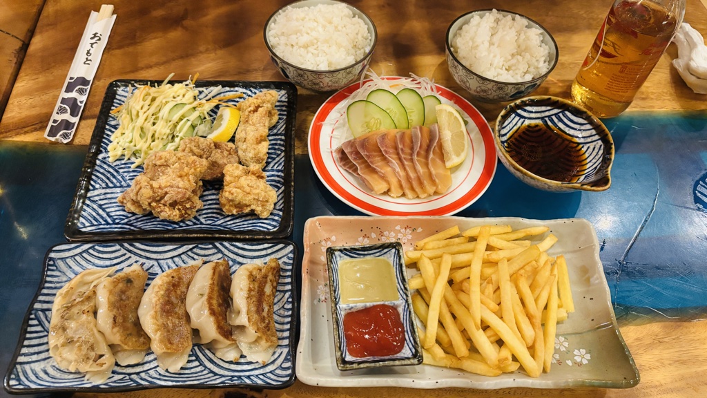 利久（Re-Q）で頼んだ料理。唐揚げ、サーモンの刺身、海老餃子、フライドポテト、ご飯