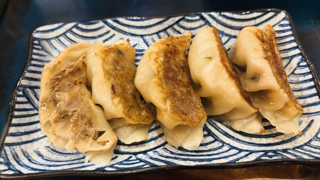 焼き目のついた海老餃子5個