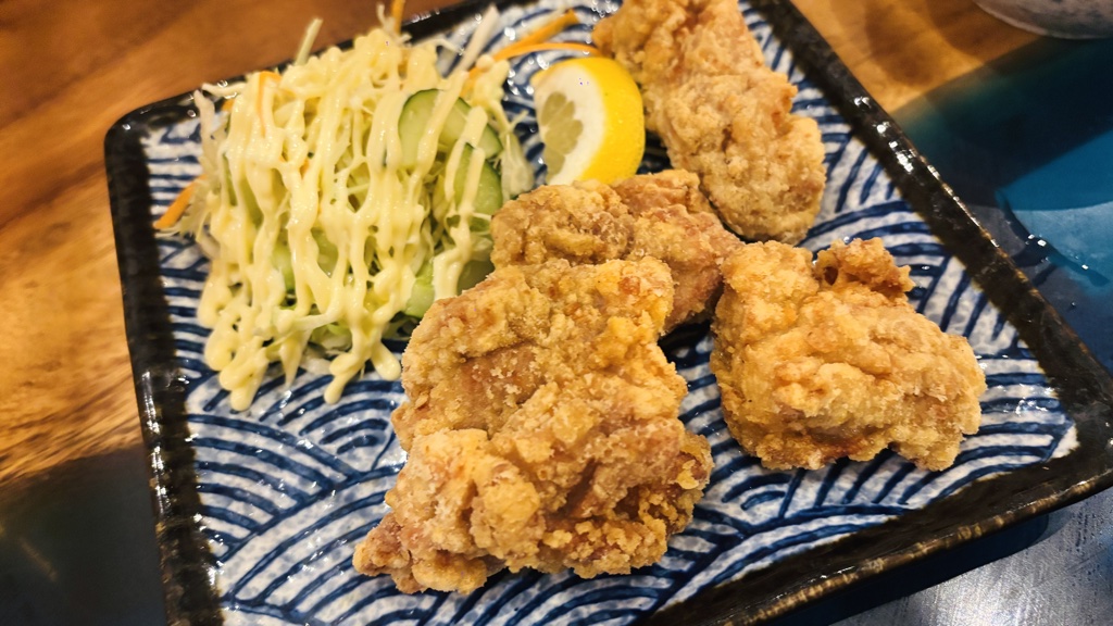 大きめの唐揚げに、マヨネーズのかかったキャベツの千切りとレモン