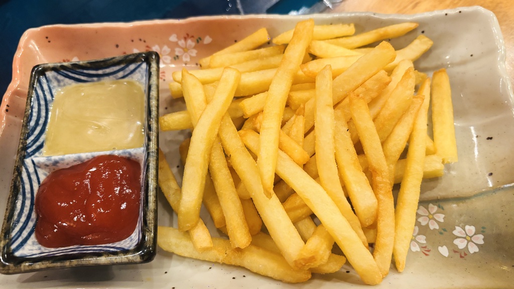 フライドポテトとケチャップ、もう1種類のソース