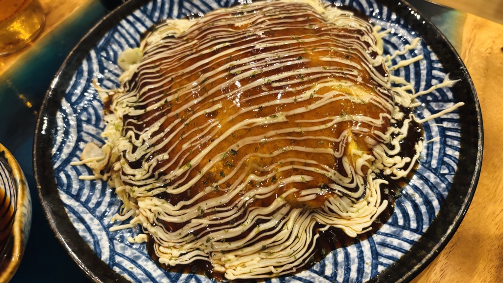 ソースとマヨネーズがたっぷりかかった豚玉のお好み焼き