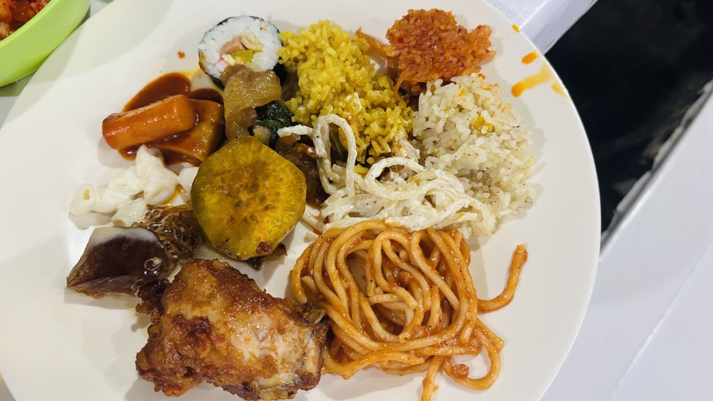 サムギョプサル食べ放題で盛ってきた1皿。キンパ、カレーチャーハン、フライドチキン、スパゲッティ、トッポッキなど