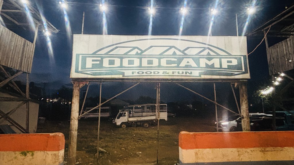 夜のフードキャンプの看板。「FOODCAMP FOOD & FUN」の文字
