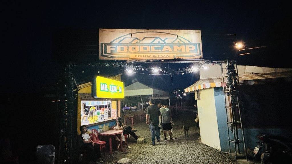 フードキャンプの入口。左に黄色い看板のレモネード屋「MR. LEMON」