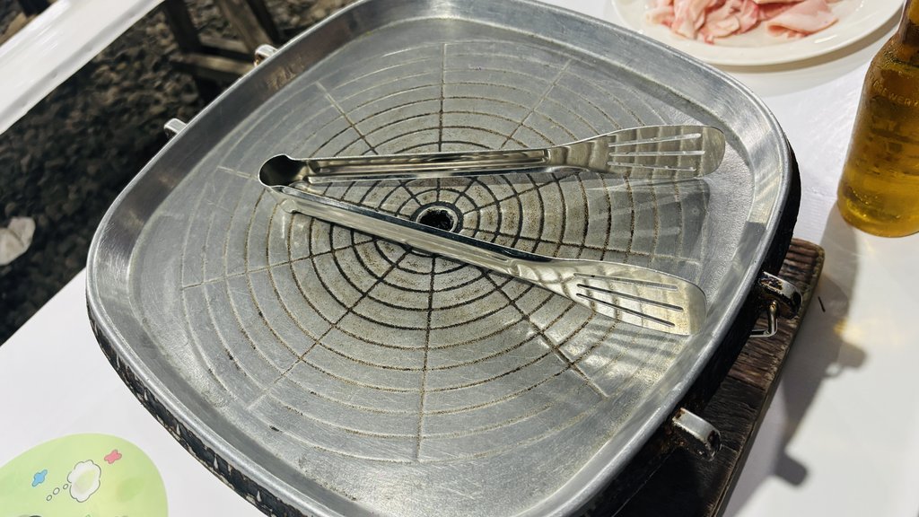 テーブルに置かれたカセットコンロとサムギョプサル用の鉄板