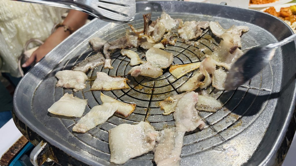 鉄板の上で焼けていく豚バラ肉