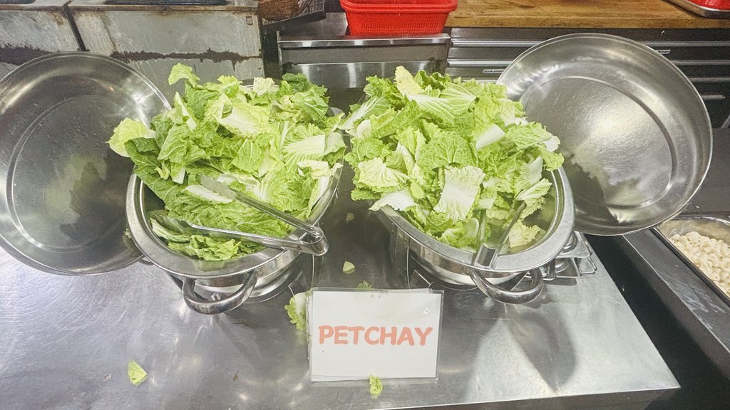 「PETCHAY」の札と、ボウルに入ったペチャイ(白菜の仲間)
