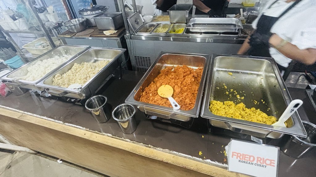 「FRIED RICE KOREAN CURRY」の札と、黄色いカレーチャーハン、オレンジ色のキムチチャーハン、白ごはん
