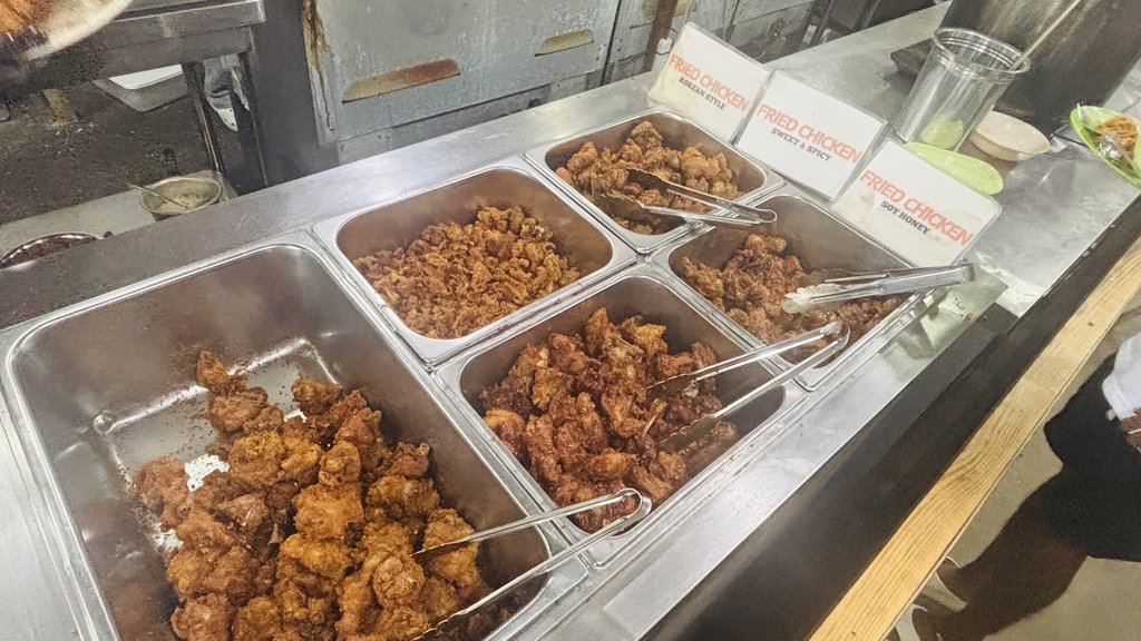 3種類のフライドチキン。「KOREAN STYLE」「SWEET & SPICY」「SOY HONEY」の札