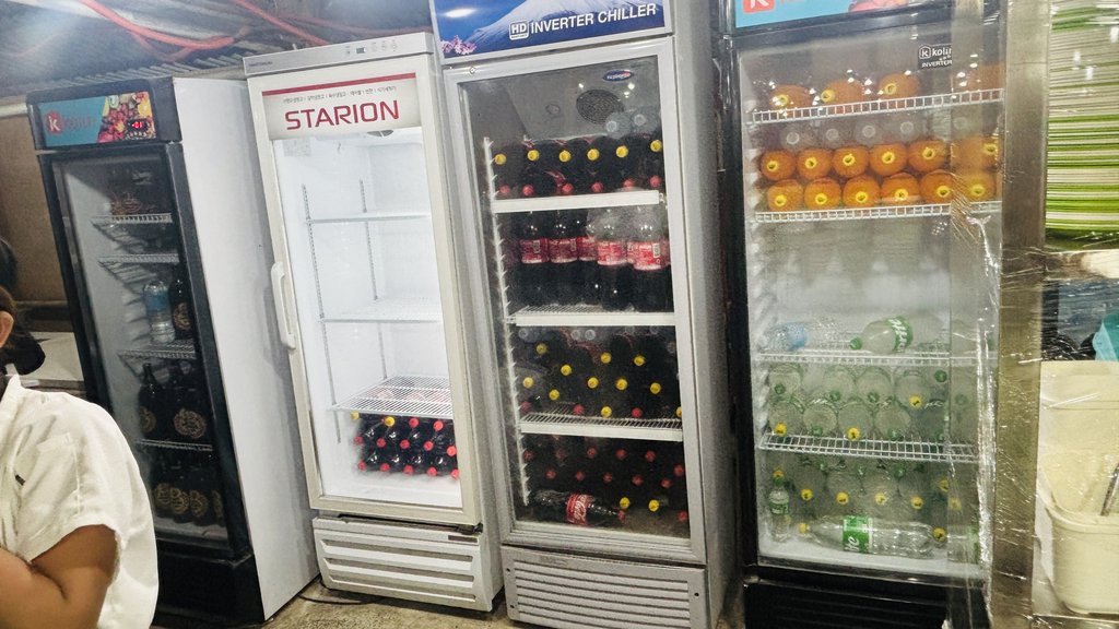 コーラや水が入った冷蔵庫