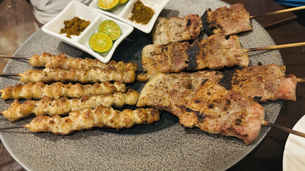 ぼんじりの串と豚バラの串。小皿にカラマンシー