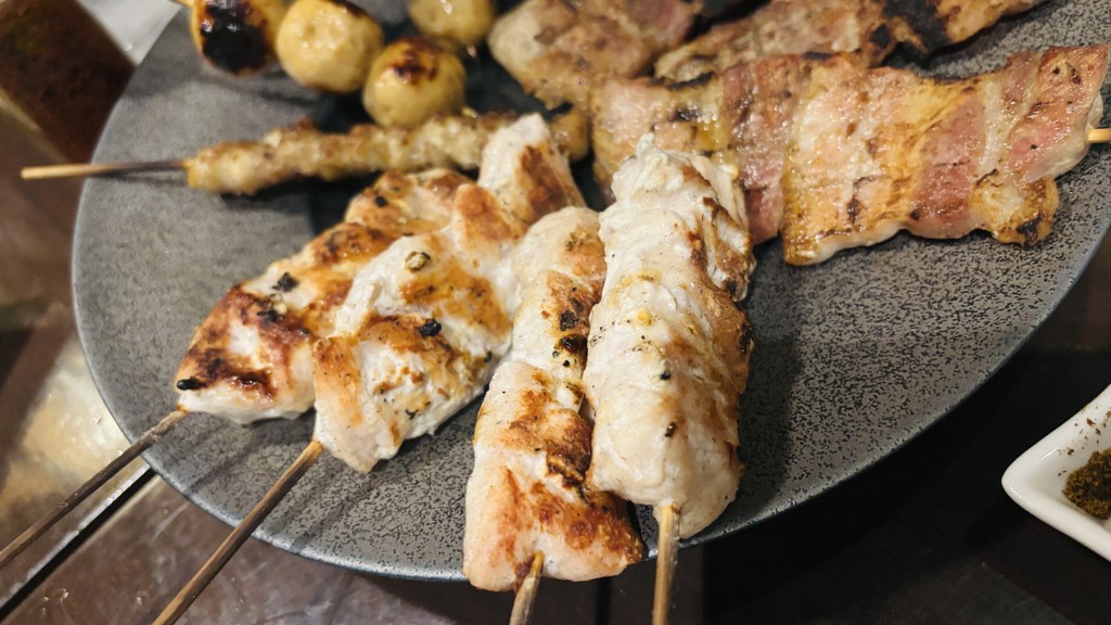 焼き目のついたかしわ（鶏むね）の串