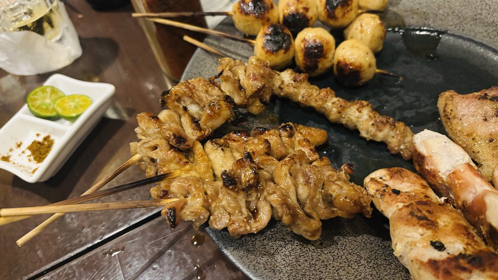 焼き目のついた鶏皮の串