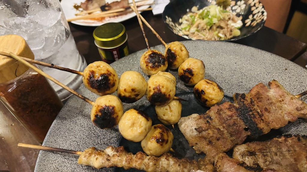 丸いつくねが3つずつ刺さった串