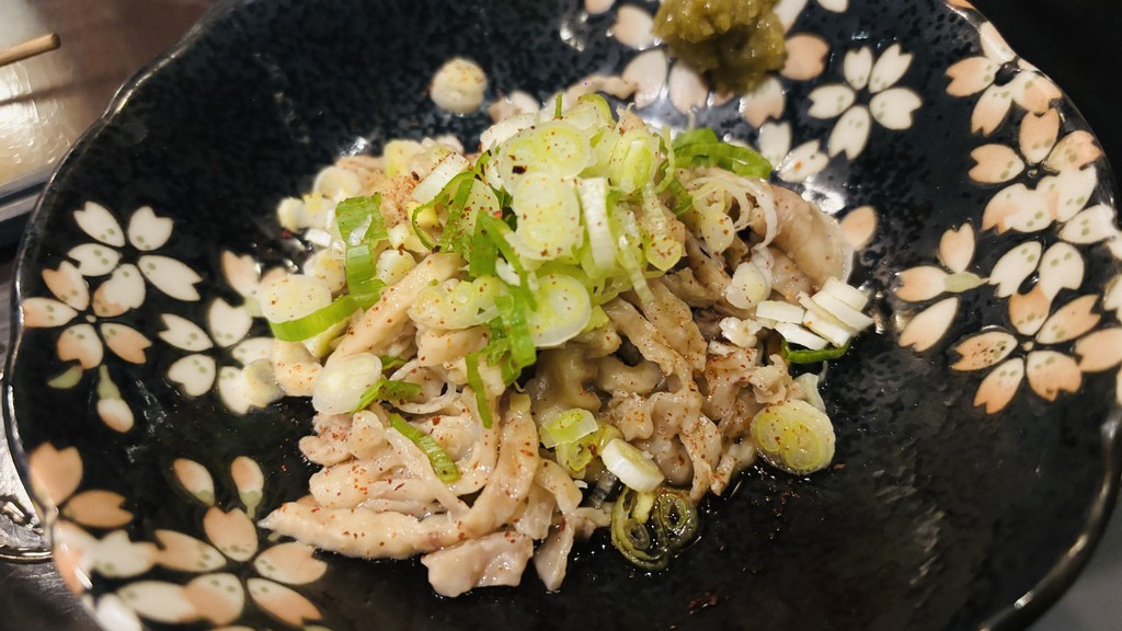 ネギがたっぷりのった鶏皮ポン酢