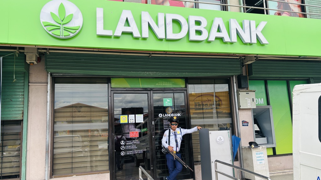 ラプラプ市にあるLANDBANKの支店の外観。緑の看板