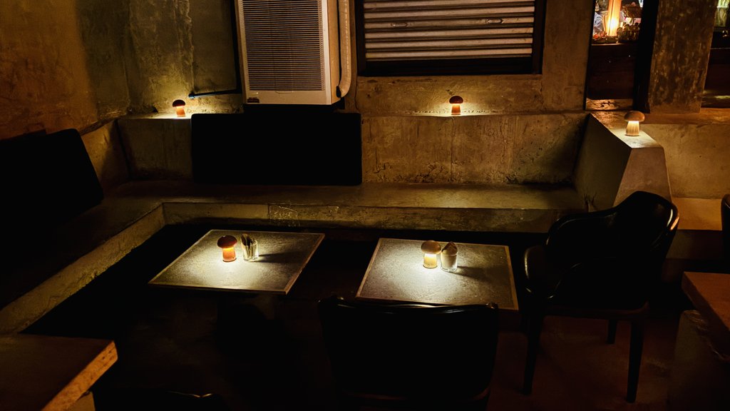 The Basementのソファ席。キノコ形のランプが灯る暗い店内
