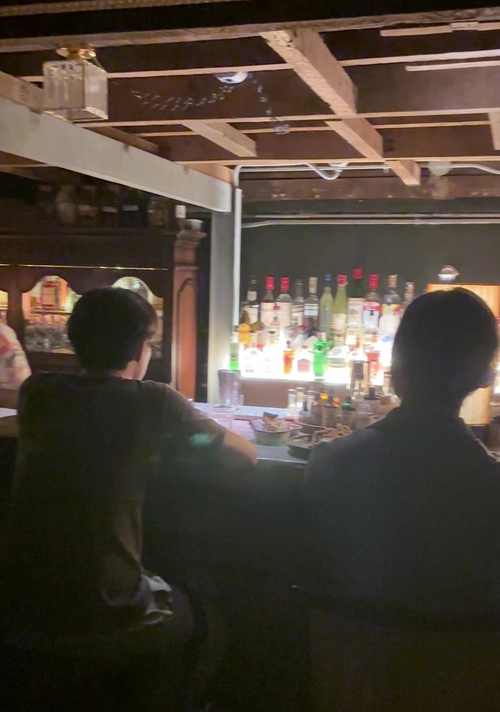 The Basementのカウンター席とライトアップされたボトル棚