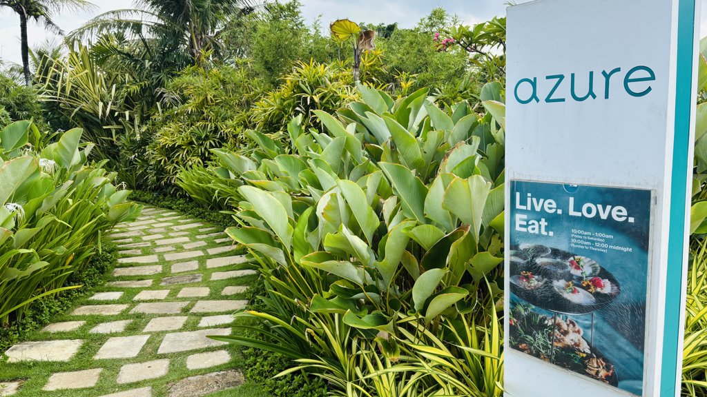 南国の植物に囲まれた小道とAzureの看板