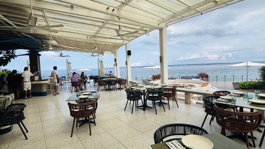 Azure Beach Clubの店内。屋根付きのオープンエアの客席と海