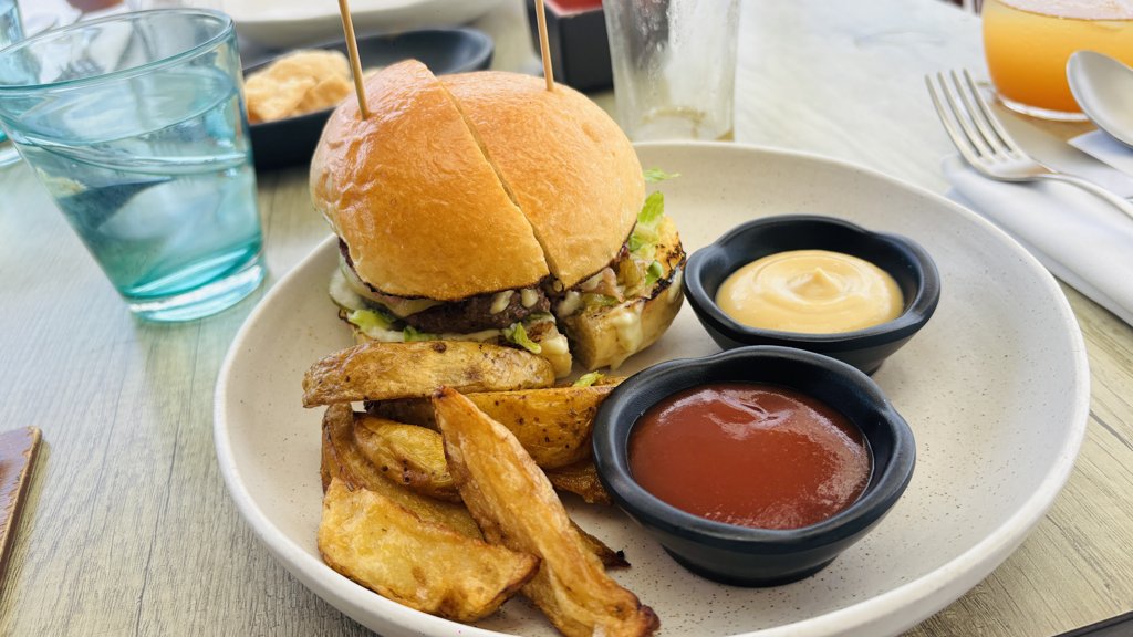 ビーフアンガスバーガーとポテトウェッジ