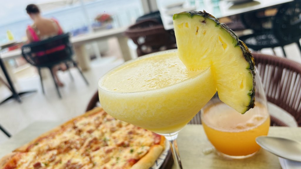 カットパイン付きのフローズン パイナップルマルガリータ
