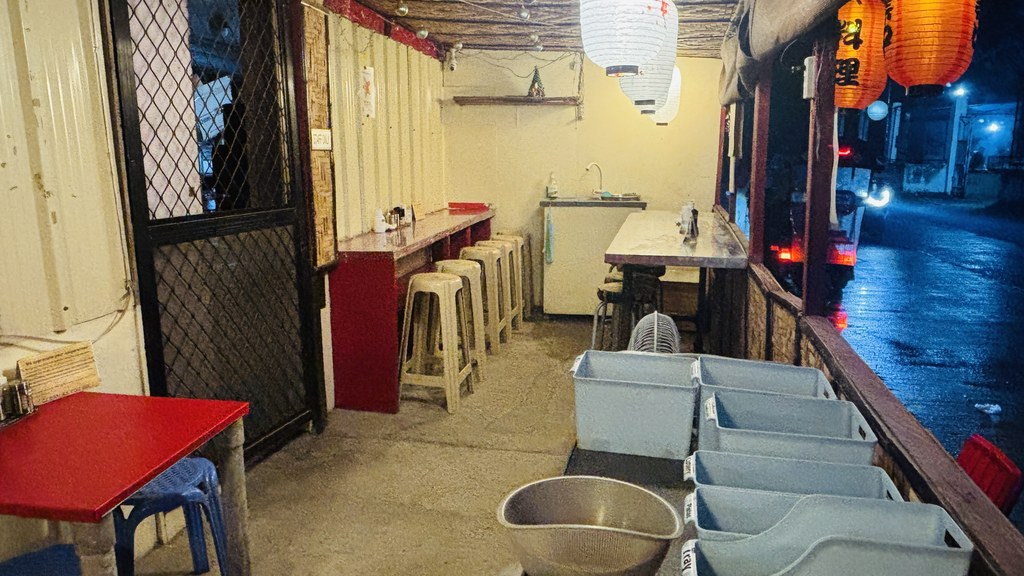Cebu Wish Kitchen+のカウンター席と雨に濡れた前の道