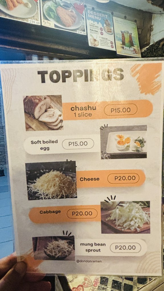 トッピングのメニュー（チャーシュー、半熟卵、チーズ、キャベツ、もやし）