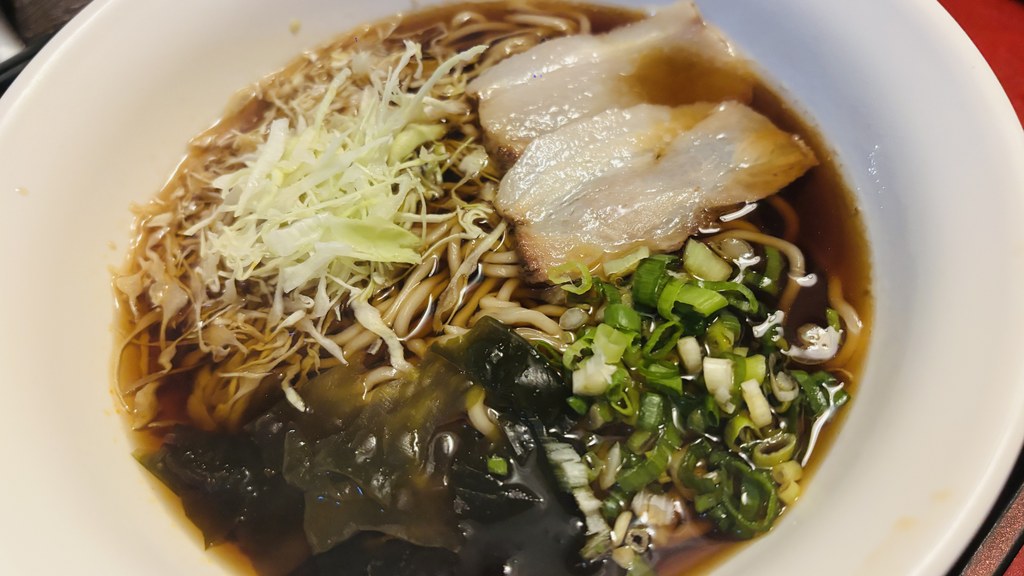 チャーシュー、キャベツ、わかめ、青ねぎがのった醤油ラーメン