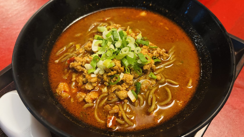ひき肉と青ねぎがのった担々麺（モリンガ麺）