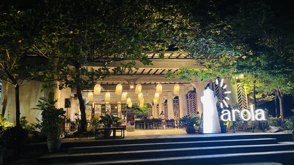 Parola Seaview Restaurantの入口と灯台のオブジェ（夜）
