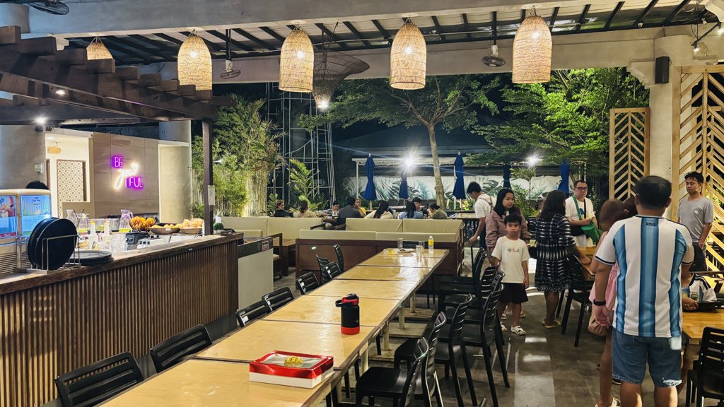 家族連れのローカルのお客さんでにぎわう店内