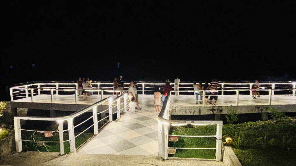 海に面した屋外のデッキ（夜）
