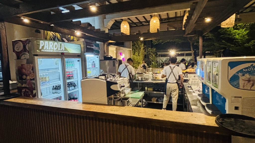 PAROLAのロゴが入ったドリンクカウンター