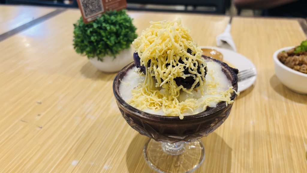 紫イモとチーズがのったウベ ケソ ハロハロ